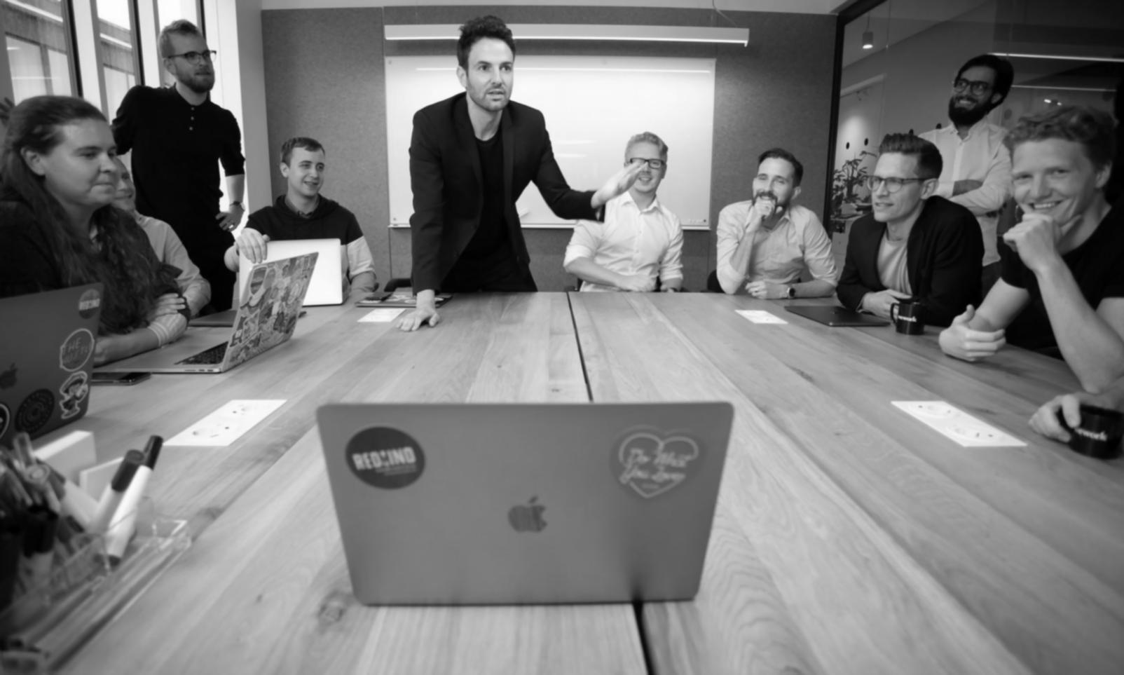 Grupo de profesionales trabajando colaborativamente en análisis financiero
